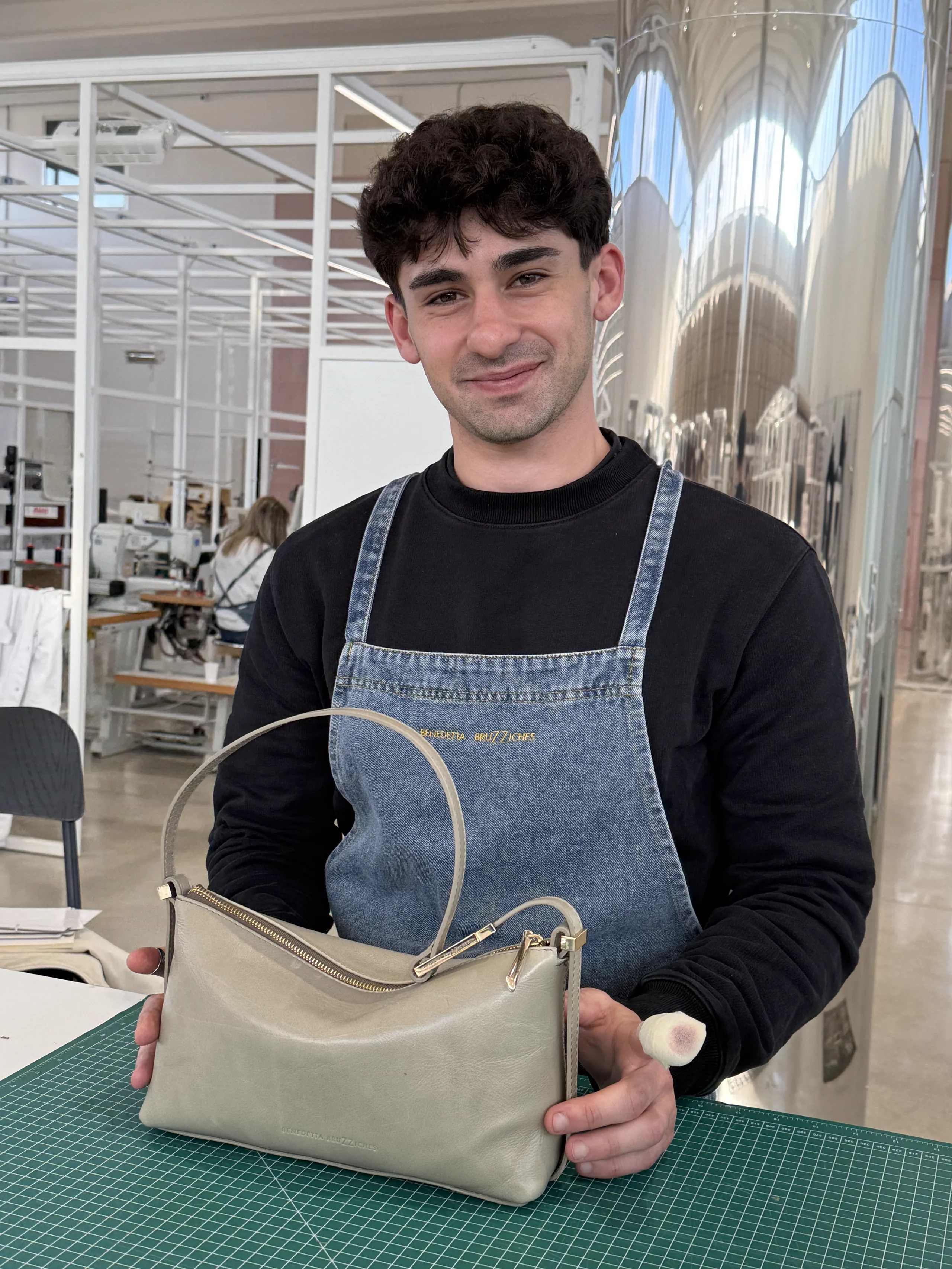 Partecipante al workshop di pelletteria che lavora la pelle a mano